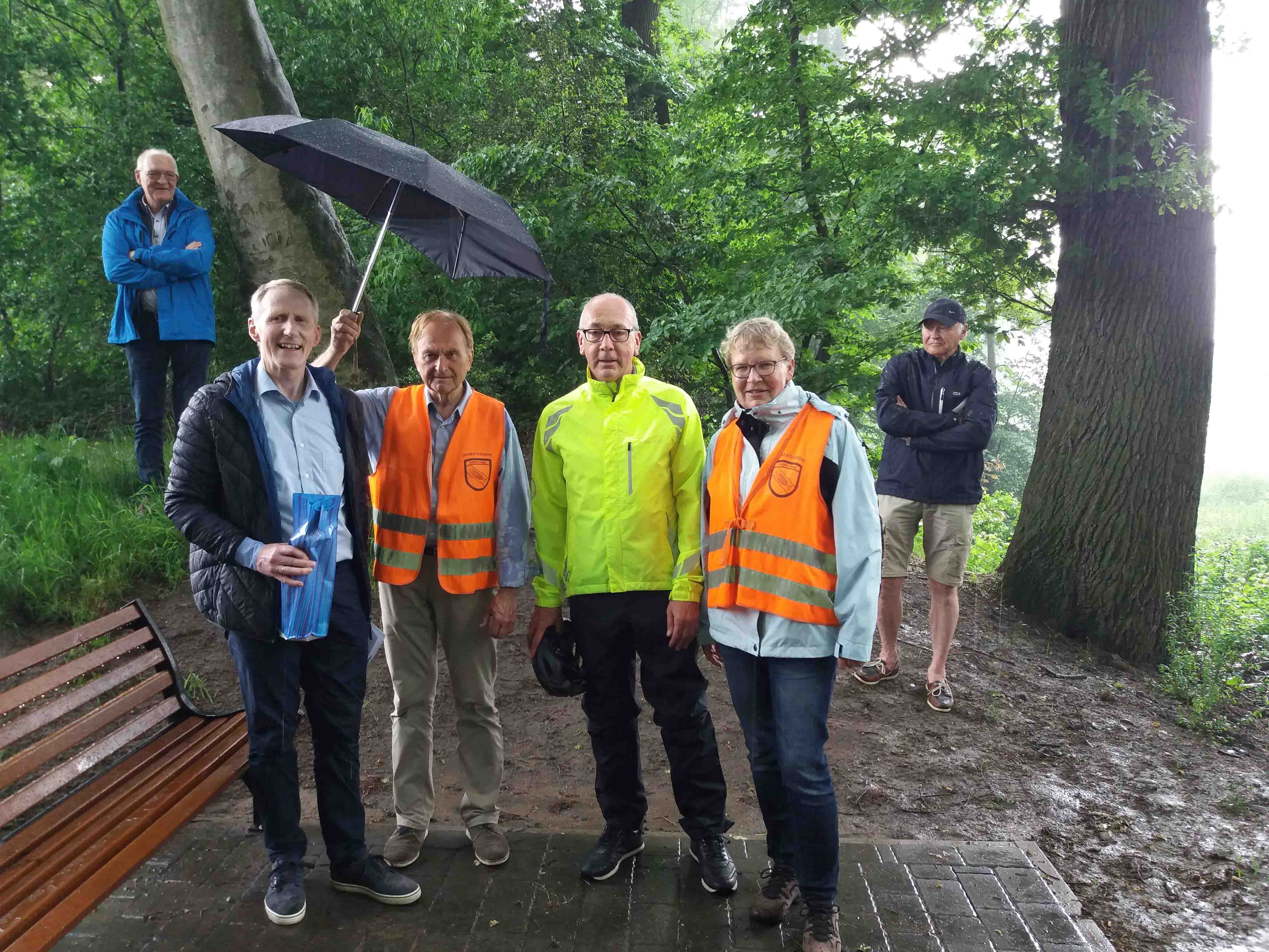 Bürgermeister Alfred Kuhlmann begrüßt die Radwandergruppe des Heimatvereins Visbek an der Franziskusbrücke im Mehrgenerationenpark.Foto: Manfred Gelhaus